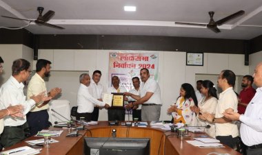 लक्ष्य से अधिक धनराशि के योगदान पर कलेक्टर डिंडौरी सम्मानित