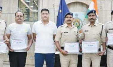 अवैध देशी कट्टा पकडऩे वाली पुलिस टीम को नगद ईनाम