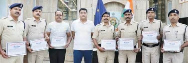 अवैध देशी कट्टा पकडऩे वाली पुलिस टीम को नगद ईनाम