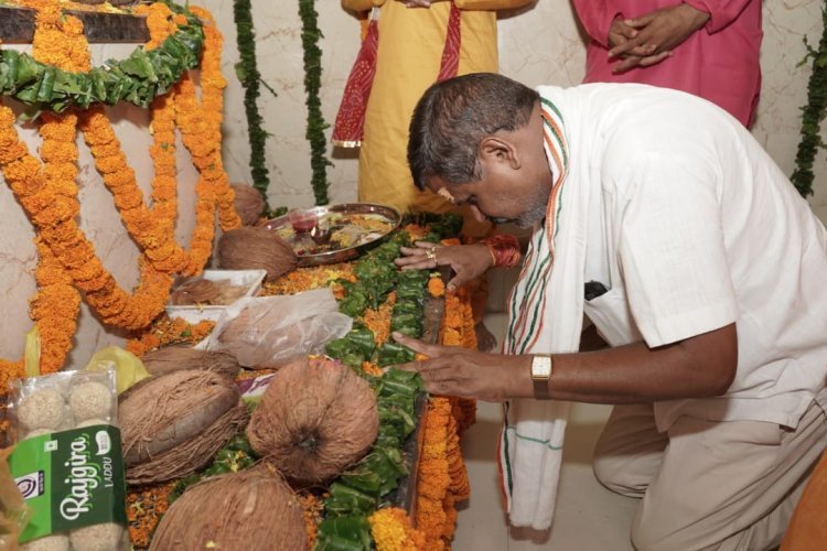 राम नवमी : कांग्रेस प्रत्याशी राजेंद्र साहू ने मंदिरों में पूजा अर्चना की : ज्योति कलश व कन्या भोज में हुए शामिल : कहा " देवी का स्वरूप हैं बेटियां ... इनकी सेवा से बढ़कर दूसरा कोई पुण्य नहीं ...