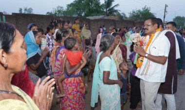 श्रमिक दिवस पर श्रमिकों ने राजेंद्र साहू को अपने बीच पाया तो  खुशी से झूम उठे, एक साथ बैठकर खाये बोरे बासी