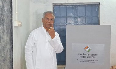 पूर्व गृहमंत्री ताम्रध्वज साहू ग्राम पाऊवारा ने किया  मतदान, जनता से मतदान करने की अपील..