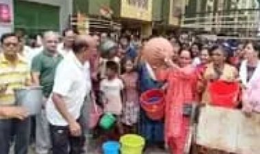 चौहान ग्रीन वैली में पेयजल संकट : हाथों में बर्तन लिए कॉलोनी वासियों ने भिलाई निगम प्रशासन के खिलाफ किया जमकर प्रदर्शन