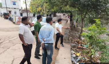 आयुक्त लोकेश चन्द्राकर ने शीतला तालाब की देखी सफाई व्यवस्था,अच्छी सफाई पर किया संतोष व्यक्त