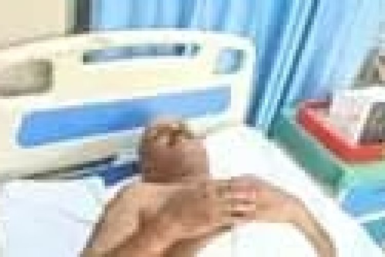 डिप्टी रेंजर से नाराज ग्रामीणों ने लात घूंसों से की पिटाई, फिर मारते मारते थाने लेकर पहुंचे