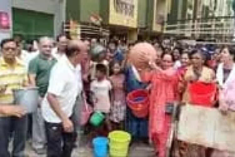 चौहान ग्रीन वैली में पेयजल संकट : हाथों में बर्तन लिए कॉलोनी वासियों ने भिलाई निगम प्रशासन के खिलाफ किया जमकर प्रदर्शन