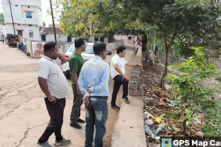 आयुक्त लोकेश चन्द्राकर ने शीतला तालाब की देखी सफाई व्यवस्था,अच्छी सफाई पर किया संतोष व्यक्त