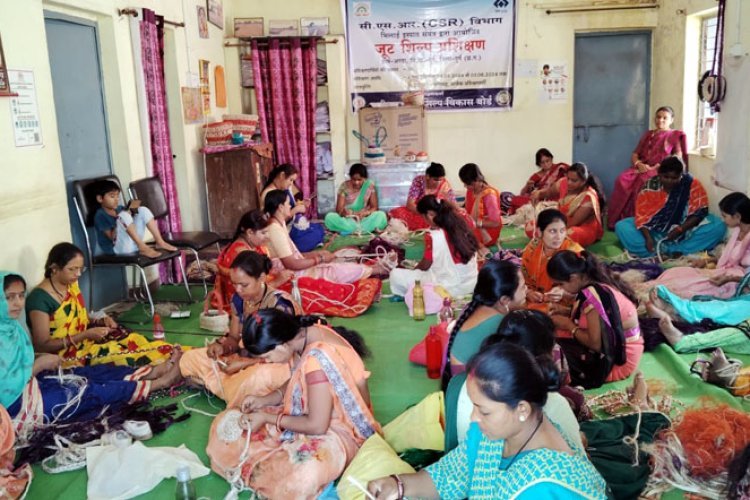 जूट से महिलाएं बन रही हैं आत्मनिर्भर, बना रही है एक से बढ़कर एक सामान