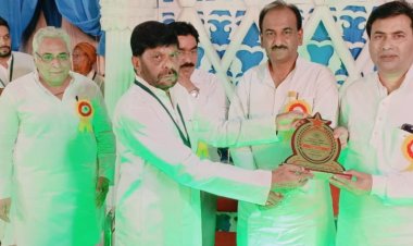 अजीम नाजा कव्वाल एंड पार्टी ने" हम हैं हिंदुस्तानी" गाकर देशभक्ति की भावना से श्रोताओं को ओत & प्रोत कर दिया...