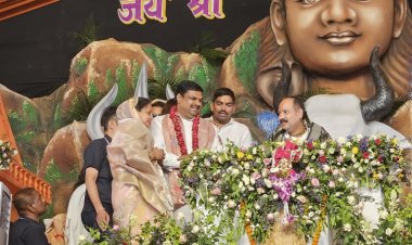 पं प्रदीप मिश्रा जी की कथा सुनने सपरिवार सहित पहुंचे विधायक गजेंद्र यादव, शिव पुराण में हुए लीन