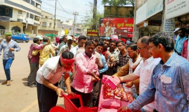 जरूरतमन्दों एवं गरीबों को खिलाई गयी 2 जून की रोटी ...