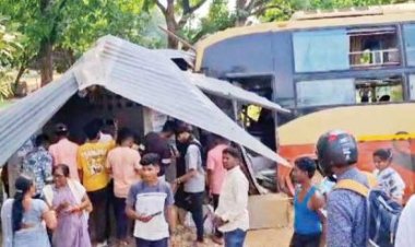 टायर फटा, यात्री बस घुसी दुकान में, चालक-परिचालक की मौत