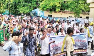 हजारों आदिवासियों ने रैली निकाल मांगा तेंदूपत्ता का नगद भुगतान