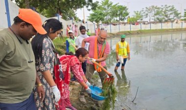 अभियान कैच द रैन: शिव पारा तालाब को साफ करने विधायक ने पकड़ा फावड़ा, नागरिकों ने उठाया कचरा