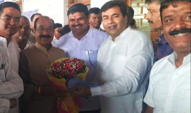 उप मुख्यमंत्री व नगरीय प्रशासन मंत्री अरुण साव से महापौर धीरज बाकलीवाल ने की मुलाकात, शहर में विकास कार्य कराने हेतु सौंपा ज्ञापन