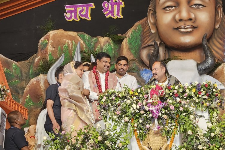 पं प्रदीप मिश्रा जी की कथा सुनने सपरिवार सहित पहुंचे विधायक गजेंद्र यादव, शिव पुराण में हुए लीन