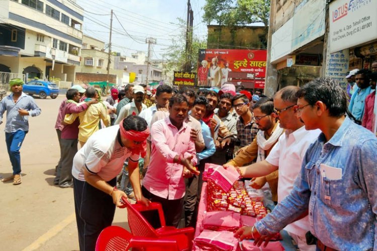 जरूरतमन्दों एवं गरीबों को खिलाई गयी 2 जून की रोटी ...
