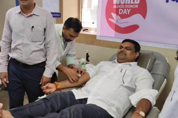 विधायक गजेंद्र ने जन्मदिन के पूर्व किया रक्तदान