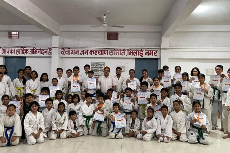 छत्तीसगढ़ ओपन राज्य कराटे चैंपियनशिप 2024 में अभिषेक मार्शल आर्ट एंड स्पोर्ट्स एकेडमी रिसाली के बच्चों ने 1 गोल्ड और 10 रजत सहित 32 पदक जीतने का गौरव हासिल किया 