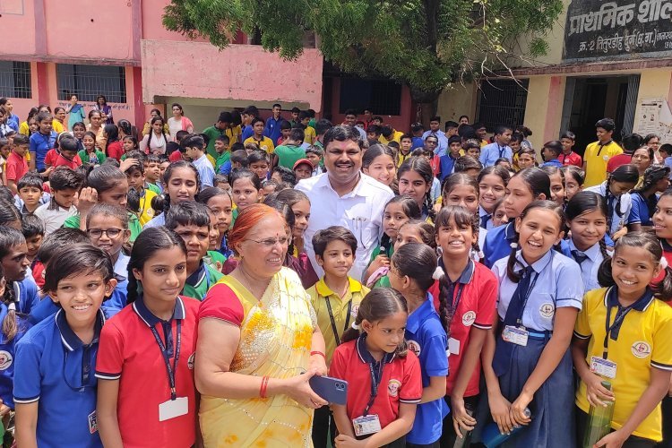 बच्चों को पुस्तक भेंट कर विधायक गजेंद्र यादव ने कराया स्कूल प्रवेश