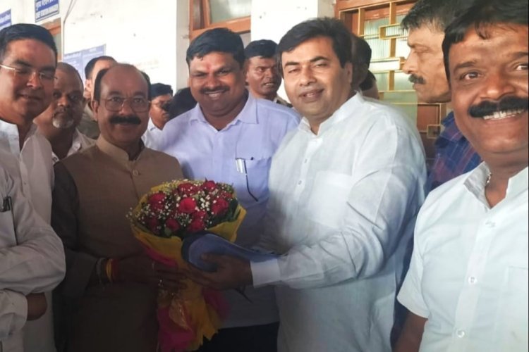 उप मुख्यमंत्री व नगरीय प्रशासन मंत्री अरुण साव से महापौर धीरज बाकलीवाल ने की मुलाकात, शहर में विकास कार्य कराने हेतु सौंपा ज्ञापन