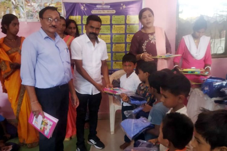 तिलक लगाकर पहले स्वागत, फिर गणवेश और पुस्तक का वितरण  