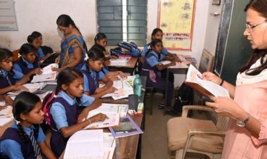 स्कूल निरीक्षण पर पहुंची कलेक्टर,  दिखी टीचर की भूमिका में, विद्यार्थियों से पूछे सवाल