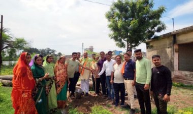 एक पेड़ मां के नाम आभियान के तहत ग्रामवासियों के साथ विधायक ललित चंद्राकर ने किया वृक्षारोपण