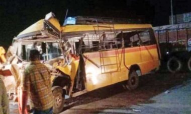 बस ने ट्रक को मारी टक्कर, खलासी और महिला की मौत