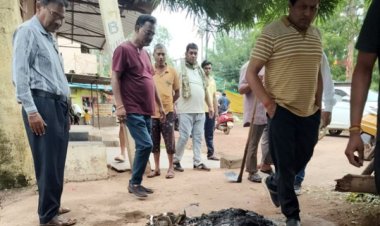 सफाई व्यवस्था का निरीक्षण करने पहुंचे कमिश्नर, कहा सड़क किनारे नही होना चाहिए कचरे का ढेर