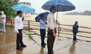 संभाग आयुक्त श्री राठौर ने शिवनाथ नदी में बाढ़ की स्थिति का लिया जायजा