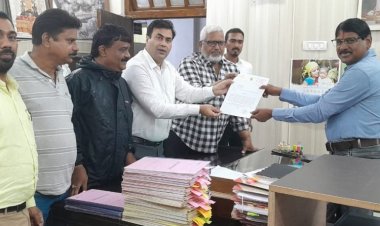 पुलगांव पुलिया की दशा सुधारने महापौर मिले संभाग इंजीनियर श्रीवास से..