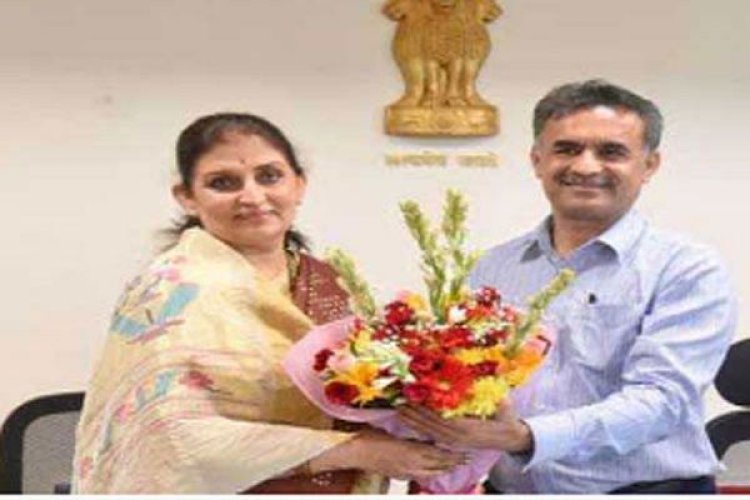 महाराष्ट्र की पहली महिला मुख्य सचिव बनीं सौनिक