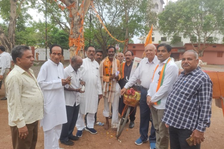 मनौती मनाने मंगल सायकल से अयोध्या रवाना ..