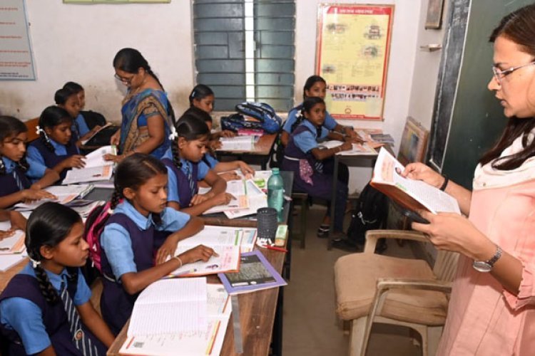 स्कूल निरीक्षण पर पहुंची कलेक्टर,  दिखी टीचर की भूमिका में, विद्यार्थियों से पूछे सवाल