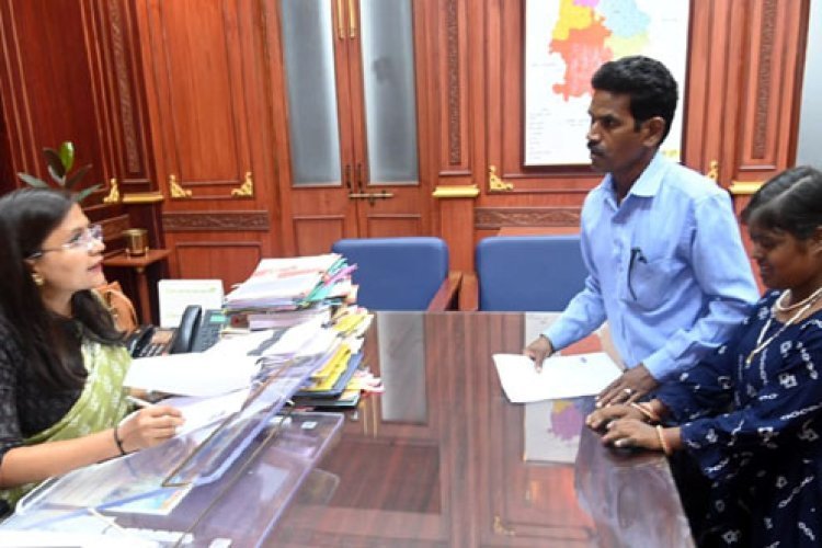 मजदूरों ने अपना मेहनताना दिलाने कलेक्टर से लगाई गुहार, आवेदन लेकर पहुंचे मजदूर