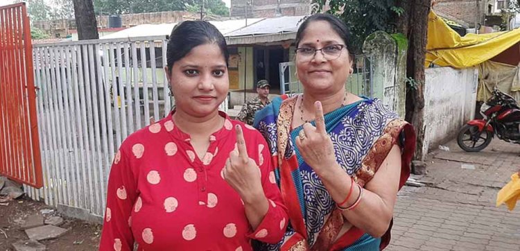 अमरवाड़ा विधानसभा उपचुनाव में पोलिंग बूथ पर हंगामा, डॉक्यूमेंट्स को लेकर मतदाता की सुरक्षाकर्मियों से बहस, 9 बजे तक 17% मतदान