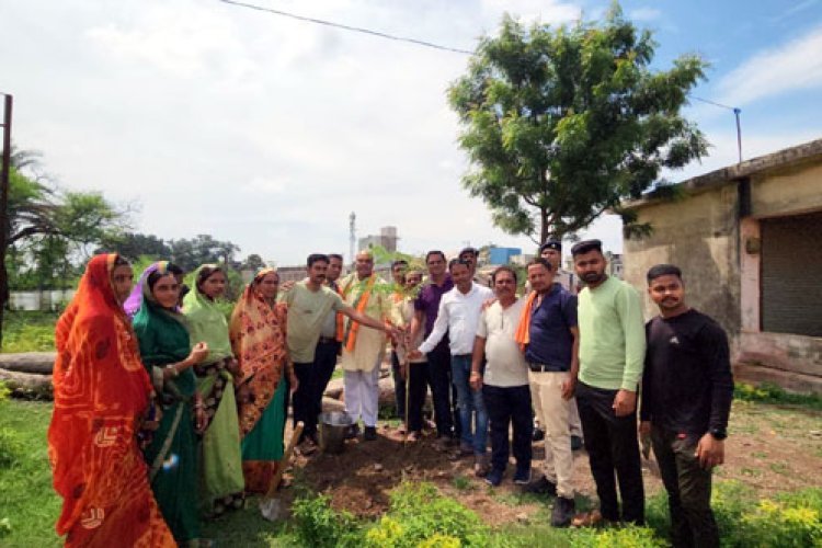 एक पेड़ मां के नाम आभियान के तहत ग्रामवासियों के साथ विधायक ललित चंद्राकर ने किया वृक्षारोपण
