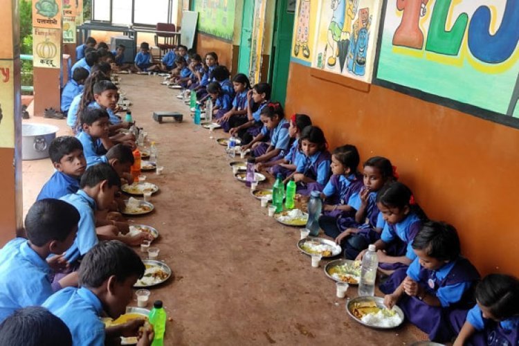 राष्ट्रीय पुरूस्कार से पुरुस्कृत विद्यालय पोटिया में विकासखंड स्तरीय समीक्षा बैठक सह न्यौता भोज..