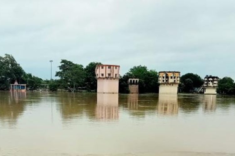 शिवनाथ नदी का जलस्तर तेजी से बढ़ा, एनडीआरएफ की स्पेशल टीम करेगी 40 फिट गहराइयों में उतरकर इंटकवेल के पम्पो फसे कचरे की सफाई