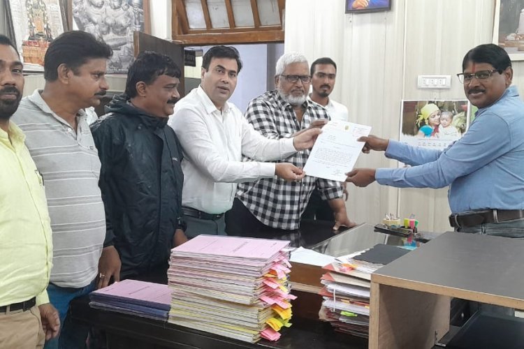 पुलगांव पुलिया की दशा सुधारने महापौर मिले संभाग इंजीनियर श्रीवास से..