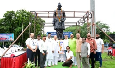 जयंती पर भिलाई बिरादरी द्वारा पं. रविशंकर शुक्ल का स्मरण