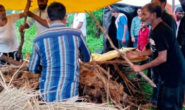 मुरैना में तिरपाल के नीचे अंतिम संस्कार:यहां मुर्दों को जलाना बड़ी समस्या, बारिश में  तिरपाल के नीचे अंतिम संस्कार कर रहे ग्रामीण