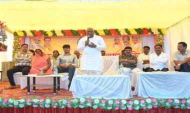 लोकसुराज और भेंट मुलाकात कार्यक्रम की याद : विधायक ने किया आमजनों से संवाद, जवाब नहीं देने पर अफसरों की लगाई क्लास