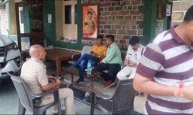 Durg: सभापति कृष्णा चंद्राकर को गिरफ्तार करने पहुंची पुलिस बेरंग लौटी, पूर्व सीएम भूपेश बघेल पहुंचे मिलने