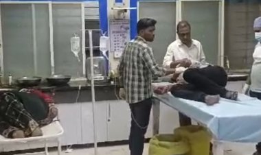 सड़क हादसे में दंपती घायल:बेटी सुरक्षित, पति-पत्नी गंभीर हालत के चलते इंदौर रेफर