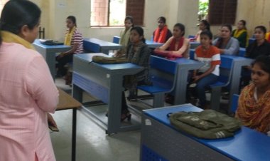 कस्तूरबा कॉलेज में किया मेजर ध्यानचंद को याद:प्राचार्य ने उनके जीवन से कराया अवगत; हॉकी में उनके योगदान के बारे में बताया