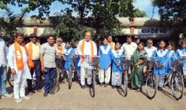शा. हायर सेकेंडरी स्कूल रसमडा, गनियारी बोरई, स्वामी आत्मानंद शासकीय उच्चतर माध्यमिक विद्यालय नगपुरा में 119 बच्चों को सायकल वितरण किया