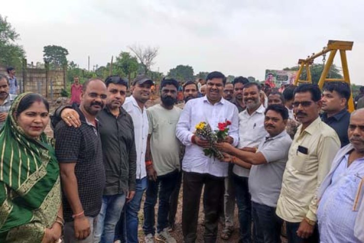 संघर्षों के बाद बनी डिपरापारा वार्ड 39 में  नवीन उद्यान (गार्डन ) मे वृक्षारोपण कर मनाया  हरेली तिहार..