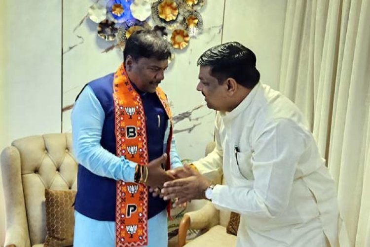 मंत्री केदार कश्यप से शहर विधायक गजेंद्र यादव ने सर्किट हाउस भेंट कर स्वागत किया..